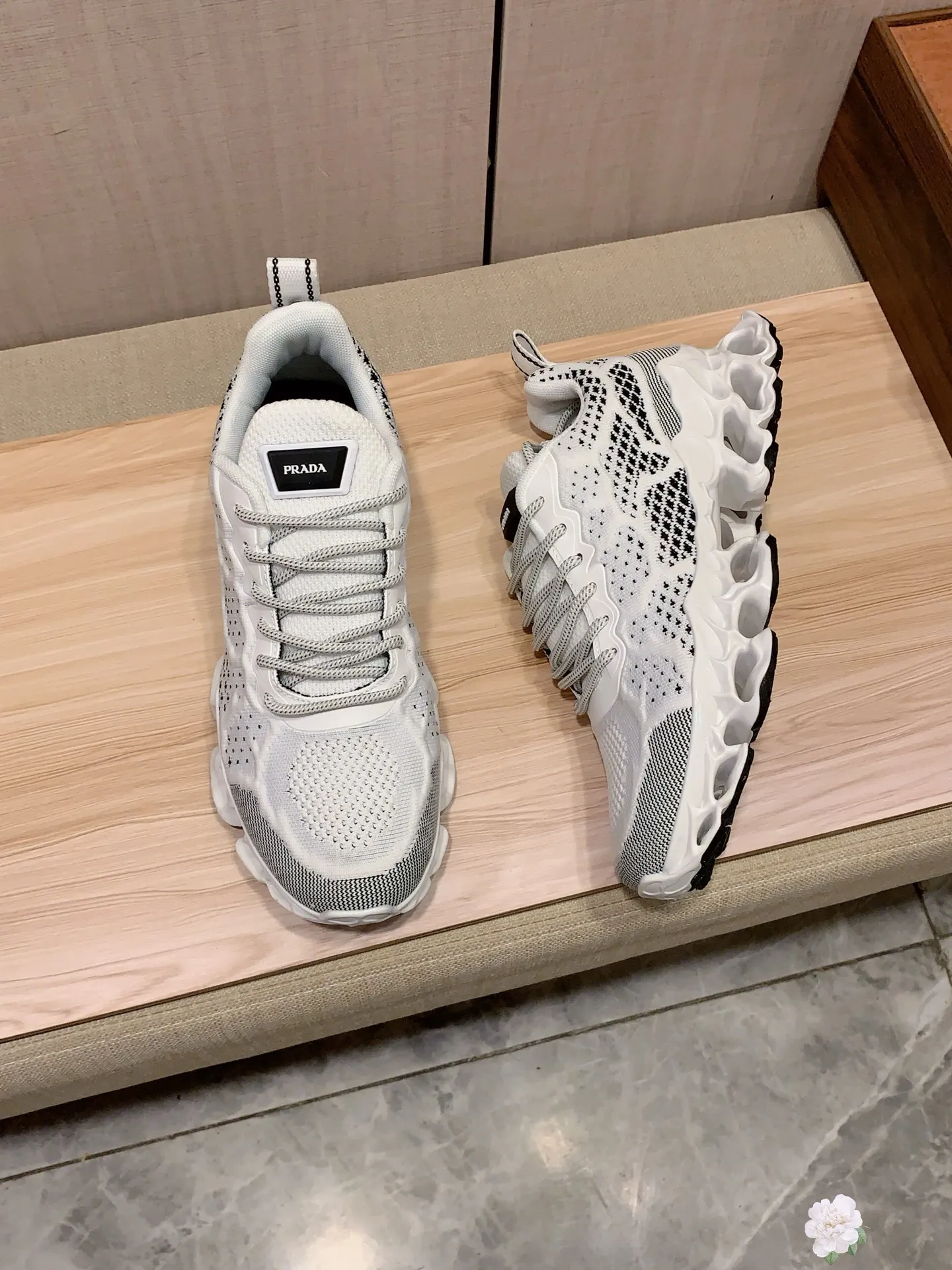 Men's men's shoes💰460💰💰🎩🎩[Lightning][Lightning] "PRADA*" The latest and most popular casual shoes, top brand [seduce] luxury ~ purchasing agency, top ~ quality. [Strong] The upper is made of imported breathable fly weave material ➕ breathable sheepskin feet (•) with fine workmanship. The original stylish and stylish soft rubber wear-resistant and non-slip outsole is light and comfortable on the feet. The real thing looks better when photographed. 004: Size: 38-44, 3️⃣ colors selected